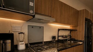 A modern kitchen with a built-in microwave, stove, oven, and refrigerator. - Roma Habitat. Loft in Roma Norte.
Designed for the modern traveler (Ciudad de México)