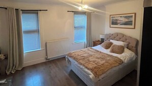 3 slaapkamers, een strijkplank/strijkijzer, wifi, beddengoed