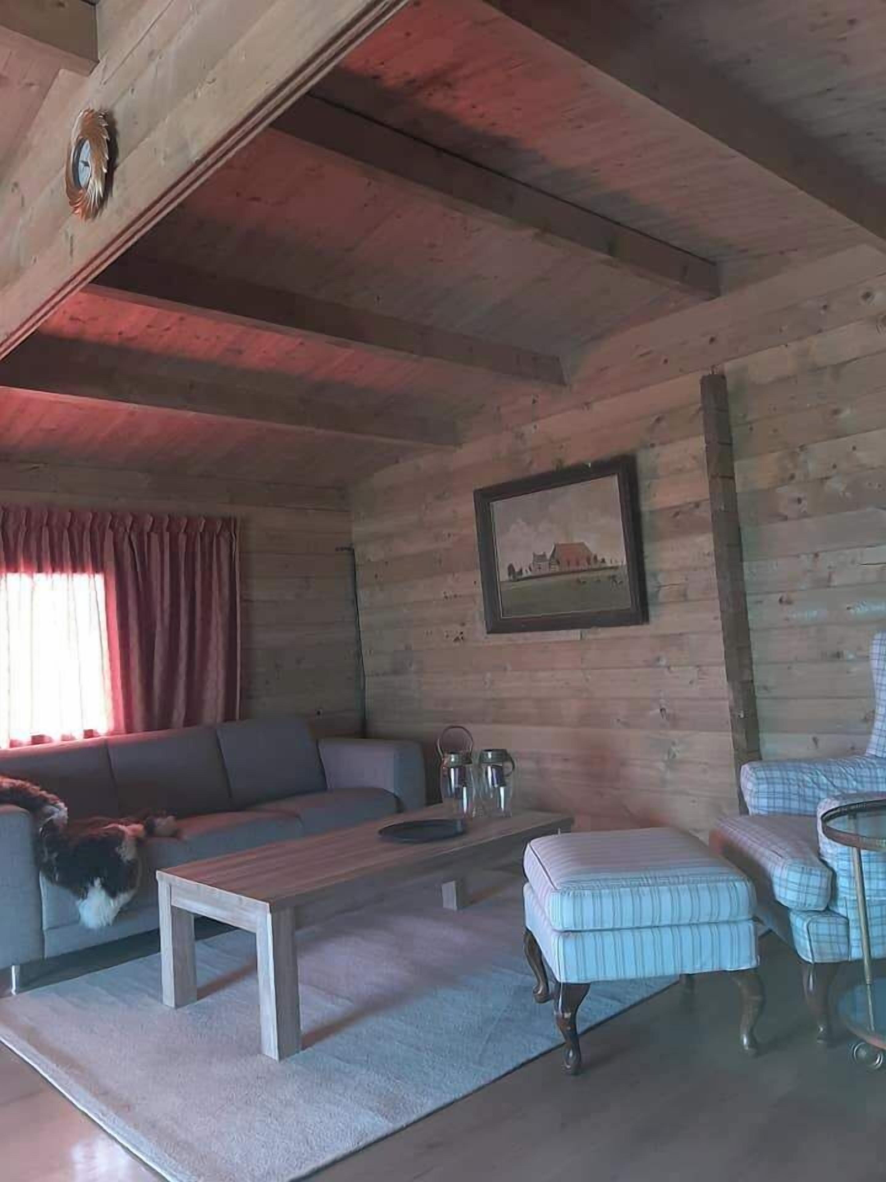 Een televisie en een open haard