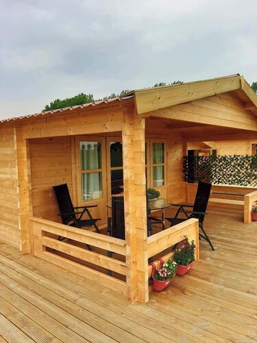 Cabin Sleeps 4 with Hot Tub and Garden