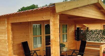 Cabin Sleeps 4 with Hot Tub and Garden