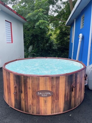 2-bedroom house with AC and hot tub in charming San Juan