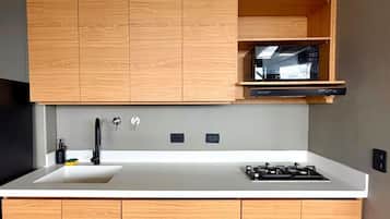 Großer Kühlschrank, Mikrowelle, Ofen, Herdplatte