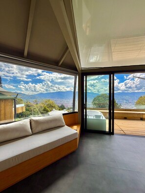 Ein modernes Interieur mit einem großen Fenster und Blick auf die Stadt.