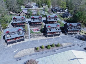 Un quartier résidentiel composé de plusieurs maisons, chacune dotée d’un balcon agrémenté de touches de couleur rouge.