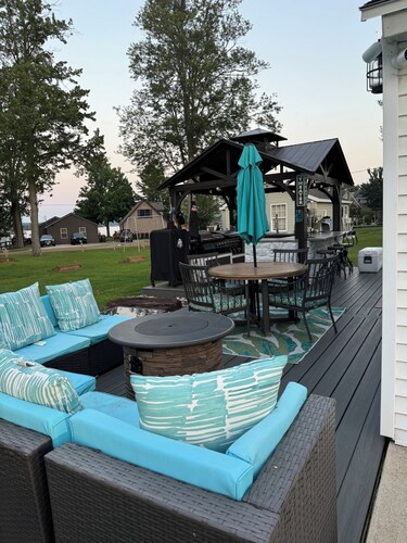 Beautiful 2-bedroom cottage with outdoor kitchen,a boat slip &  Gun lake