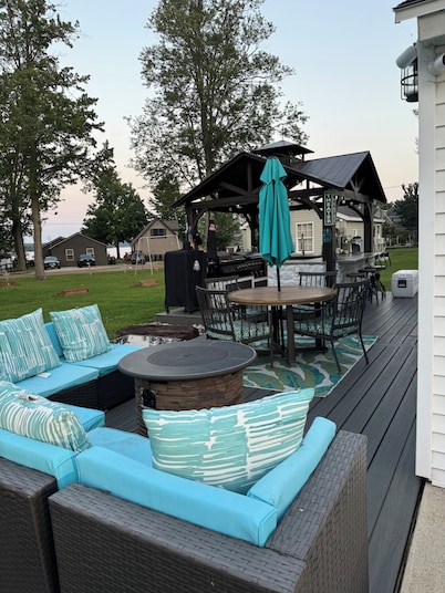 Beautiful 2-bedroom cottage with outdoor kitchen,a boat slip & Gun lake