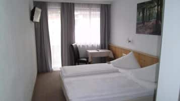 Quarto casal ou duplo básico, sacada, vista para a montanha | Cofres nos quartos, Wi-Fi de cortesia