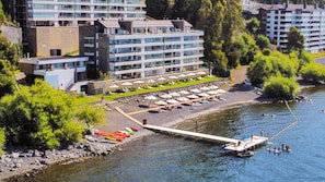 Un hôtel situé au bord de la rivière, doté d’un quai, d’une terrasse et offrant une vue sur le fleuve.