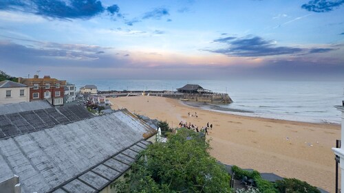 Cosy 2 Bed Viking Bay Cottage