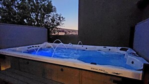 Un bain à remous avec vue sur le paysage.