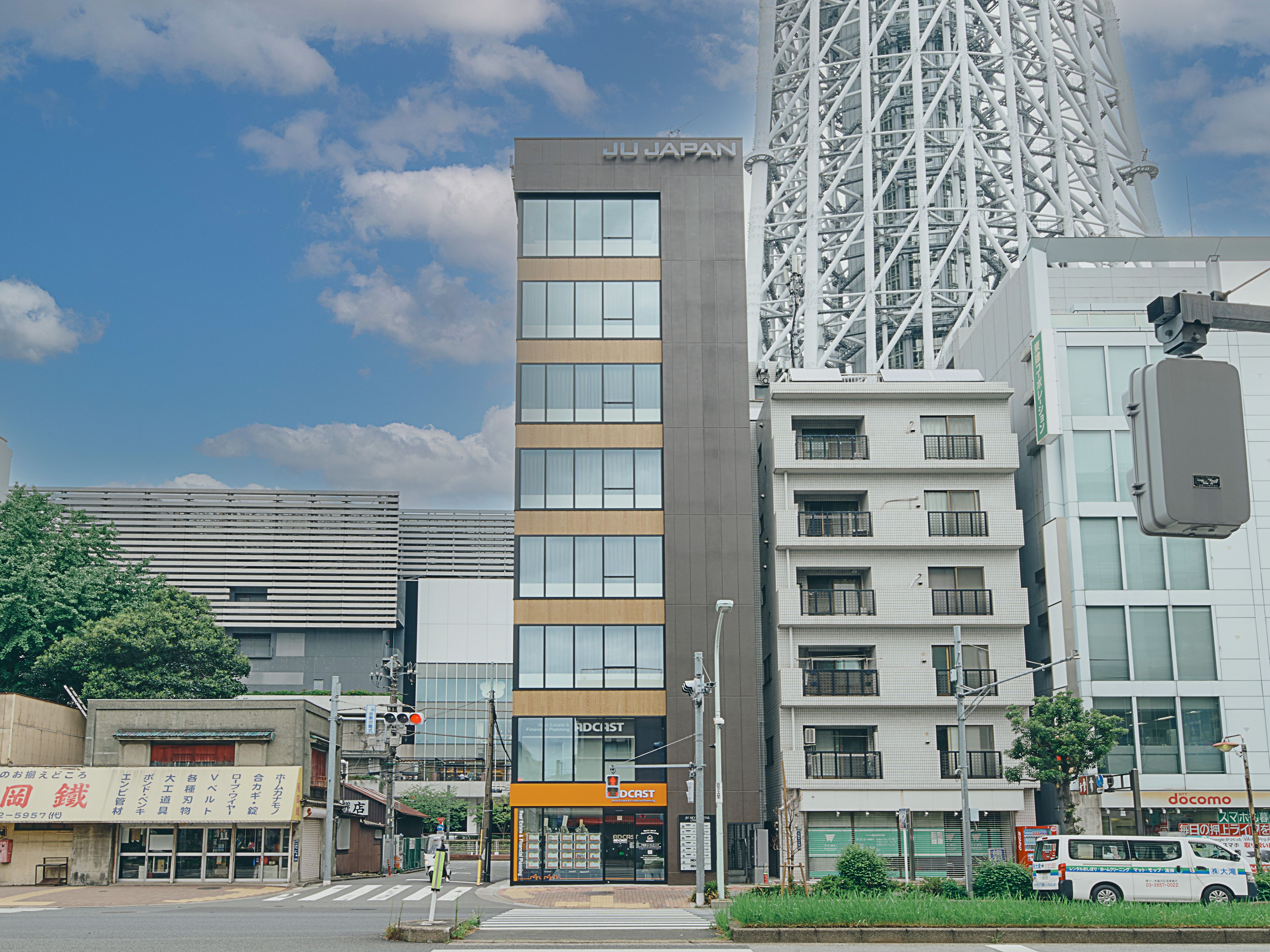 Un edificio de varios pisos con un diseño arquitectónico moderno, que combina elementos de vidrio y metal.