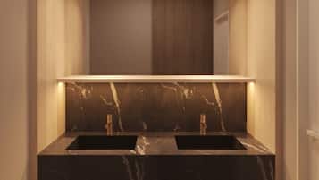 Suite supérieure | Salle de bain | Douche, articles de toilette (gratuits), séchoir à cheveux, pantoufles