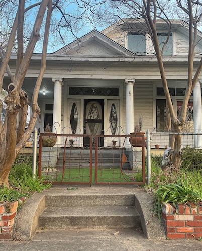 Room with Private Entrance in Antique Victorian Artist House