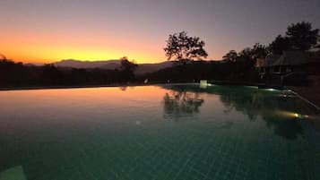 Una piscina al aire libre (de 07:00 a 20:00), tumbonas