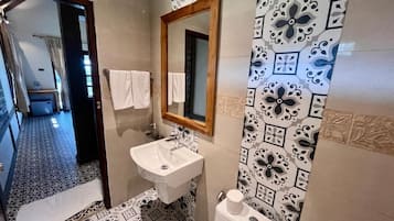 Habitación Confort con 1 cama doble o 2 individuales, balcón, vistas al jardín | Baño | Ducha, toallas, jabón y champú