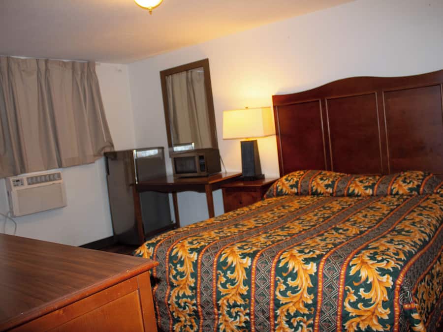 Desk, iron/ironing board, free WiFi, bed sheets