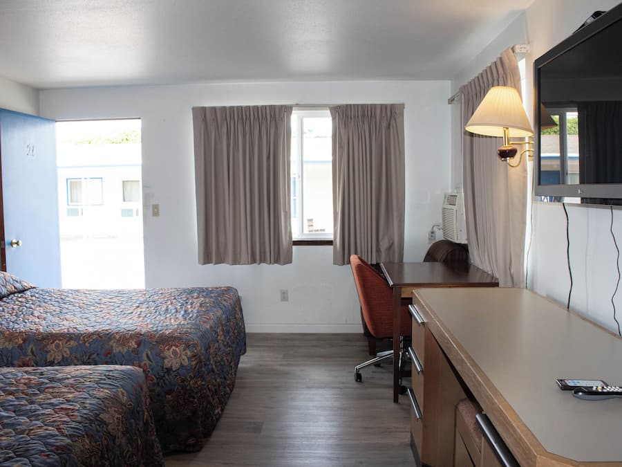 Chambre, 2 grands lits | Bureau, fer et planche à repasser, Wi-Fi gratuit, draps fournis
