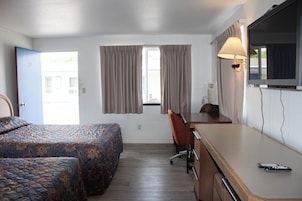 Quarto, 2 camas Queen | Escrivaninha, ferros/tábuas de passar roupa, Wi-Fi de cortesia