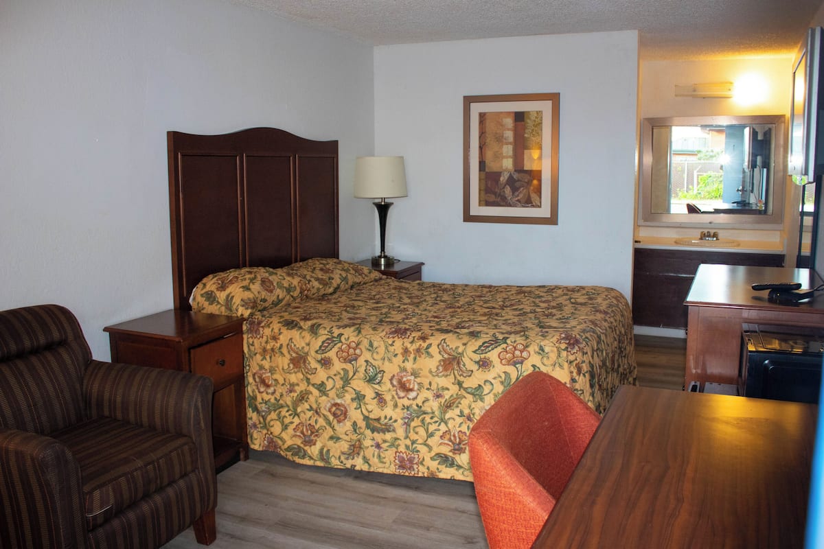 Desk, iron/ironing board, free WiFi