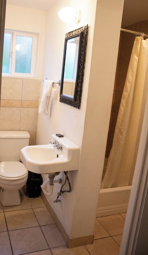 Free toiletries, hair dryer, towels - Stevenson Motel Federal Way Near I 5 (Federal Way)