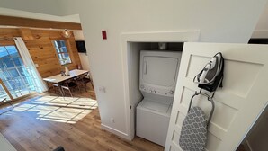 Une buanderie équipée d’un lave-linge, d’un sèche-linge et d’un porte-chaussures.