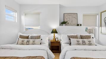 4 habitaciones, escritorio y tabla de planchar con plancha