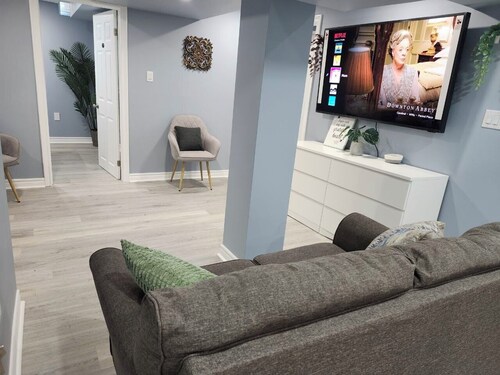 2 minutes from Nebs! Chic North Oshawa King Bedroom Unit with Separate Entrance.