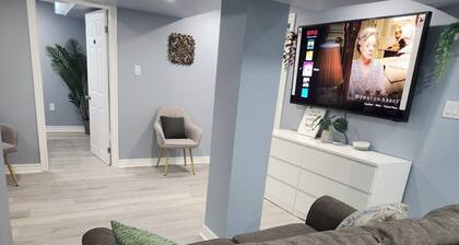 2 minutes from Nebs! Chic North Oshawa King Bedroom Unit with Separate Entrance.