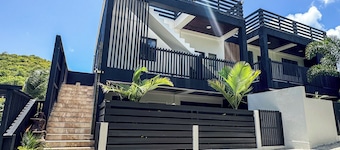 Luxury, Sea View Condo - 1 Bedroom, 5 Mins from UVF