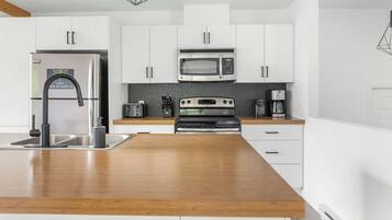 Coffee/tea maker, fridge, microwave, oven