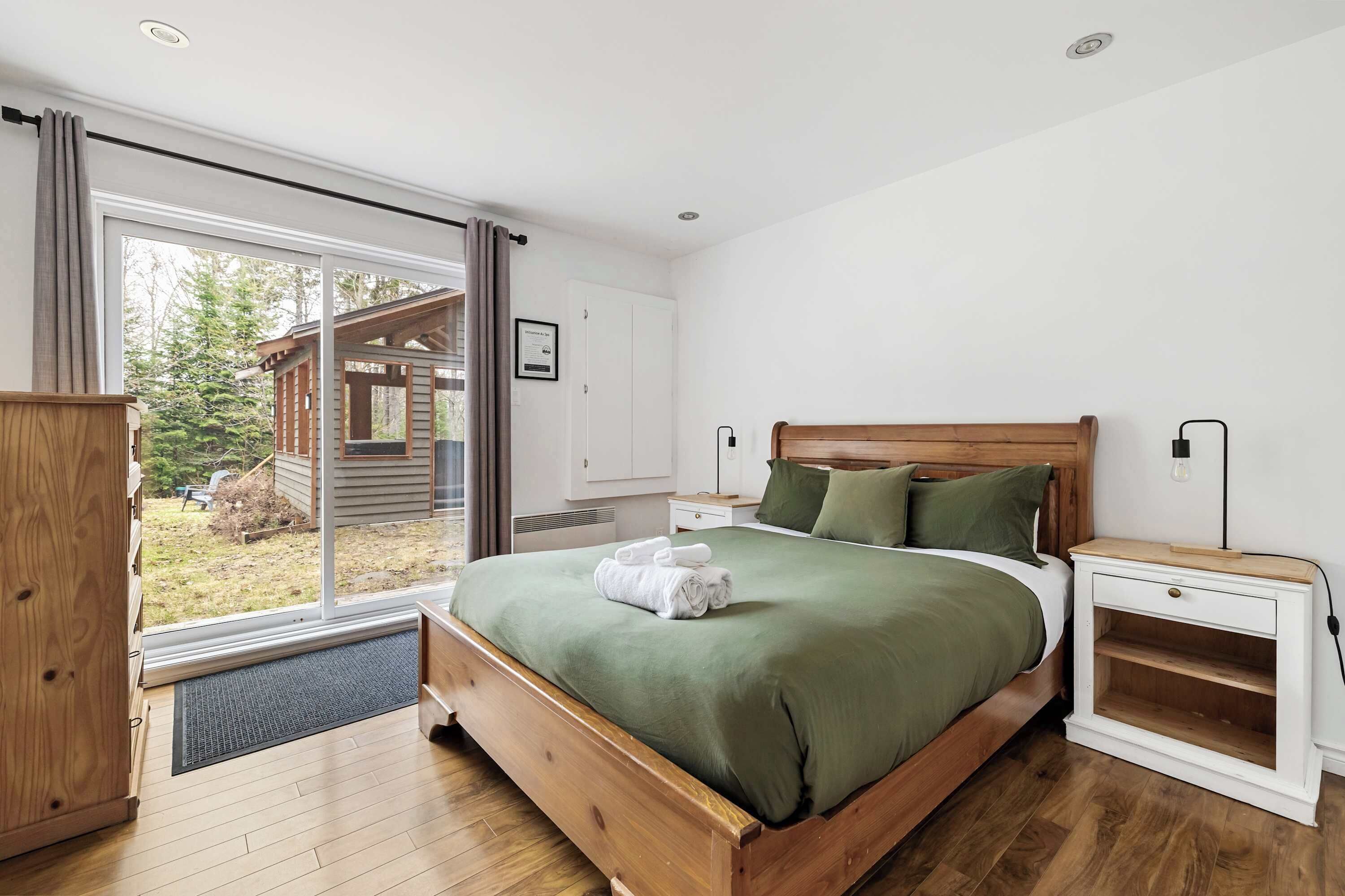 Iron/ironing board, travel crib, WiFi, bed sheets