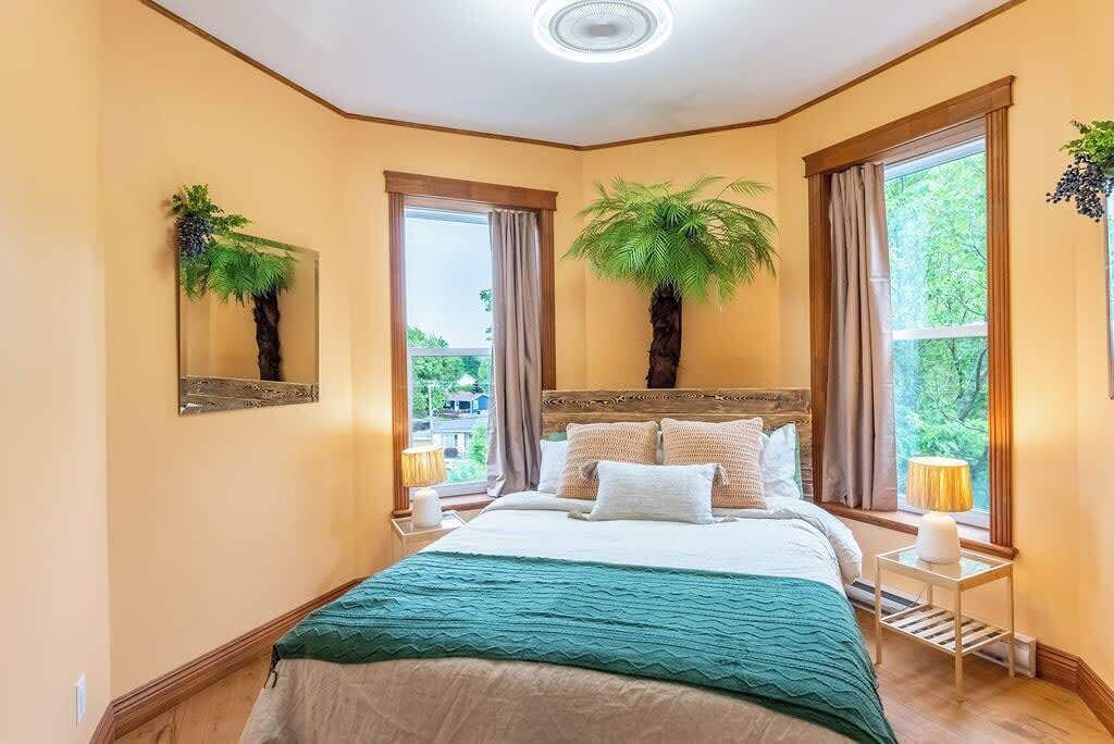 Tabla de planchar con plancha, cuna de viaje, wifi y ropa de cama 