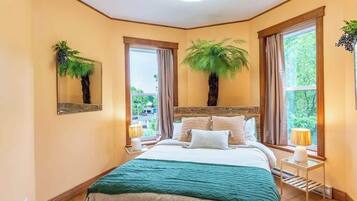 Tabla de planchar con plancha, cuna de viaje, wifi y ropa de cama