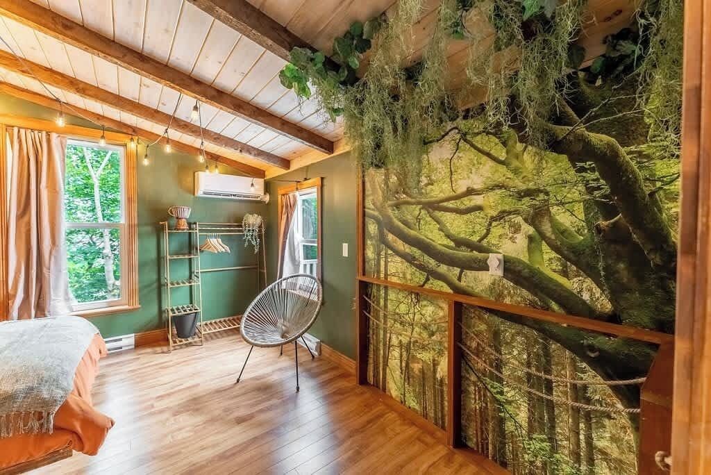 Iron/ironing board, travel crib, WiFi, bed sheets