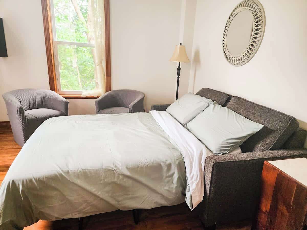 Iron/ironing board, travel crib, WiFi, bed sheets