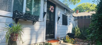 Cozy private studio.No pets. Near downtown
