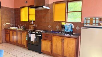 Wasserkocher mit Kaffee-/Teezubehör, Kühlschrank, Mikrowelle, Ofen