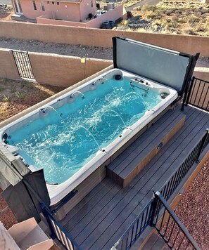 Outdoor spa tub - Lake Powell View home with swim spa! (Page)
