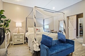 Iron/ironing board, WiFi, bed sheets - Modern Studio Retreat Near the Plaza District: Relaxing Bathtub & Prime Location (Oklahoma City)