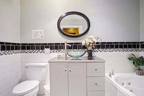Haartrockner, Handtücher, Seife, Toilettenpapier