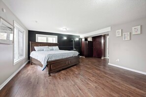 Une chambre Ă coucher avec un lit, une armoire, un placard et une fenĂȘtre.