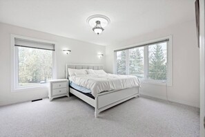 Tabla de planchar con plancha, wifi, ropa de cama