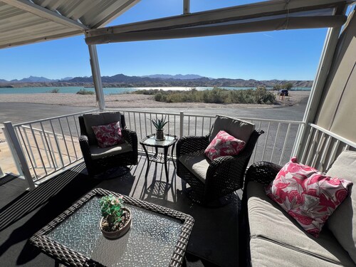 Relaxing 2 Bedroom with Panoramic Lake View from inside and out