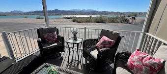 Relaxing 2 Bedroom with Panoramic Lake View from inside and out
