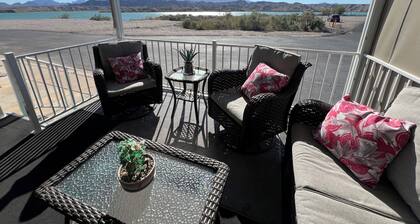Relaxing 2 Bedroom with Panoramic Lake View from inside and out