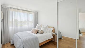 Travel crib, WiFi, bed sheets