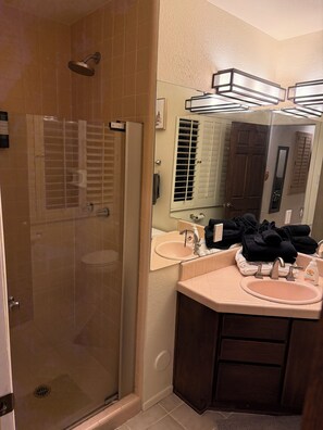 Hair dryer, towels, soap, toilet paper - Downtown Phoenix Studio – Walk to Arts & Dining (Phoenix)