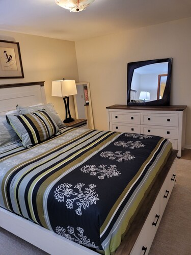 "Home Away From Home" - Centurally located. Up-scale, spacious apartent
Th