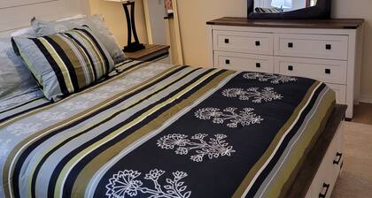 "Home Away From Home" - Centurally located. Up-scale, spacious apartent
Th